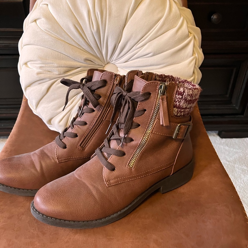 Qupid woman’s size 9 brown boots with zipper.